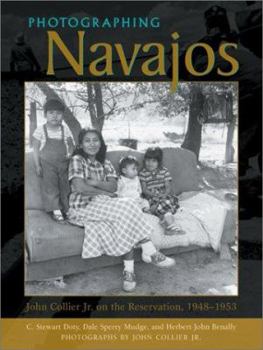 Hardcover Photographing Navajos: John Collier Jr. on the Reservation, 1948-1953 Book