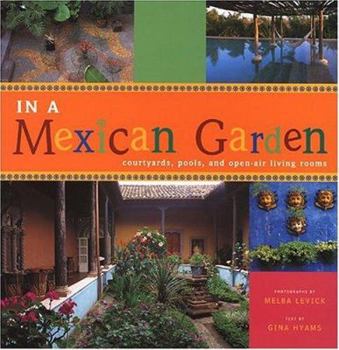 Paperback In a Mexican Garden: Courtyards, Pools, and Open-Air Living Rooms Book
