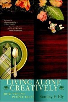 Paperback Living Alone Creatively: How Twelve People Do It Book