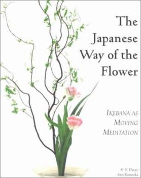 Paperback The Japanese Way of the Flower: Ikebana as Moving Meditation Book