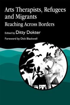 Paperback Arts Therapists, Refugees and Migrants: Reaching Across Borders Book