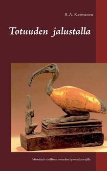 Paperback Totuuden jalustalla: Mietelmiä virallisen totuuden kyseenalaistajille [Finnish] Book