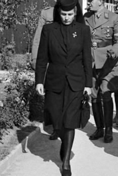 FRÚ Í SVÖRTU (Icelandic Edition)