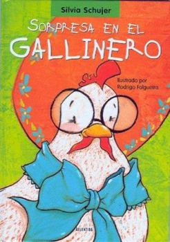 Hardcover Sorpresa En El Gallinero [Spanish] Book