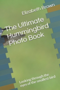 Paperback The Ultimate Hummingbird Photo Book: Looking through the eyes of the smallest bird Book