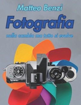 Paperback Fotografia: nulla cambia ma tutto si evolve [Italian] Book