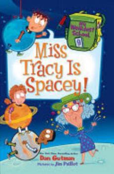 Paperback My Weirdest School: Miss Tracy is Spacey Book