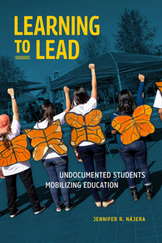 Paperback Learning to Lead: Undocumented Students Mobilizing Education Book