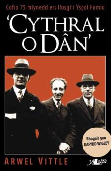 Paperback Cythral o Dan - Cofio 75 Mlynedd Ers Llosgi'r Ysgol Fomio Book
