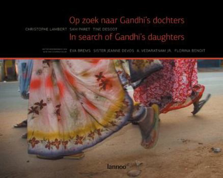 Hardcover Op Zoek Naar Gandhi's Dochters/In Search of Gandhi's Daughters Book