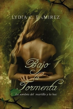 Paperback Bajo La Tormenta: La sombra del Martillo y la Hoz [Spanish] Book