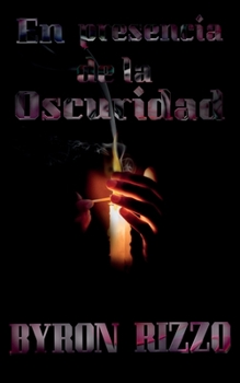 Paperback En presencia de la Oscuridad: Novela corta de suspenso psicológico y terror [Spanish] Book