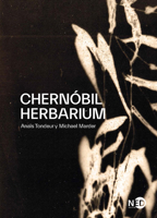 Chernóbil Herbarium: Cómo el desastre nuclear alteró las plantas, los cuerpos y la conciencia del hombre 8418273097 Book Cover