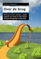 Over de Brug: Discours Over Werken, Onderzoeken En Leren In Het Duaal Wetenschappelijk Onderwijs 9031370134 Book Cover