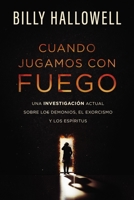 Cuando jugamos con fuego: Una investigación actual sobre los demonios, el exorcismo y los espíritus 1400225507 Book Cover