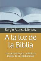 a la Luz de la Biblia: Un Recorrido Por La Biblia a Trav�s de la Cotidianidad 1090421370 Book Cover