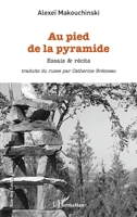 Au pied de la pyramide: Essais & récits (Rue Des Écoles) (French Edition) 234321865X Book Cover