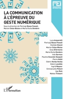 Communication à l'épreuve du geste numérique (la) (Mediation & Information) (French Edition) 2343172374 Book Cover