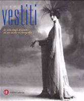 Vestiti: Lo stile degli italiani in un secolo di fotografie 8842058858 Book Cover
