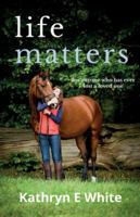 Life Matters: an inspirational and heartwarming memoir of rebuilding life after loss 1838045708 Book Cover