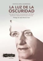 La luz de la oscuridad: Una aproximación al pensamiento de María Zambrano desde la psicología profunda 8417121005 Book Cover