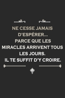 Ne Cesse Jamais D'Esp�rer... Parce Que Les Miracles Arrivent Tous Les Jours. Il Te Suffit D'Y Croire.: Carnet De Note Noir Drole Pour Homme Et Femme. Avec 120 pages et format (15.24 x 22.86 cm) 1678993719 Book Cover