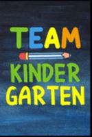 Team Kindergarten: Erzieherin Kindergarten Kinderkrippe Vorschule Tagesmutter Krabbelgruppe Geschenk (6"x9") liniertes Notizbuch zum Reinschreiben (German Edition) 169119851X Book Cover