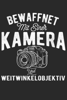 Bewaffnet Mit Einer Kamera Und Weitwinkelobjektiv: Din A5 Liniertes Heft Mit Linien F�r Jeden Fotograf Notizbuch Tagebuch Planer Fotografieren Notiz Buch Geschenk Kameramann Fotograf Notebook 1673990037 Book Cover