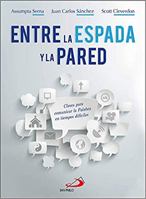 Entre la espada y la pared: Claves para comunicar la Palabra en tiempos difíciles 8428558779 Book Cover