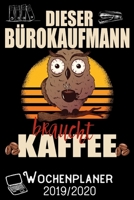 Dieser Bürokaufmann braucht Kaffee - Wochenplaner 2019 - 2020: DIN A5 Kalender / Terminplaner / Wochenplaner 2019 / 2020 18 Monate: Juli 2019 bis ... - Jede Woche auf 2 Seiten (German Edition) 1696945712 Book Cover