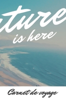 Adventure is here Carnet de voyage: Dessins - Notes - scrapbooking - 100% personnalisable - 192 pages avec grille en pointillée (French Edition) 1659236819 Book Cover