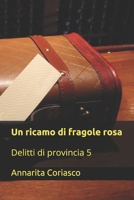 Un ricamo di fragole rosa: Delitti di provincia 5 1491285540 Book Cover