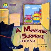 A Monster Surprise (Chinese Edition) 9571446823 Book Cover