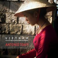 Vietnam: A trip on the Mekong, between markets and street-food 1081723025 Book Cover