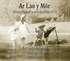 AR LAN y Mor - Y Ffotograffydd AR Yr Arfordir 1850-2012 1847715214 Book Cover