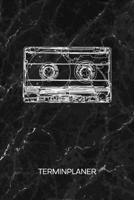 TERMINPLANER: Musikliebhaber Kalender 90er Party Terminkalender - Retrogeschenk Wochenplaner Retro Musik Kassette Wochenplanung Party Taschenkalender Songs To-Do Liste Termine (German Edition) 1672443989 Book Cover