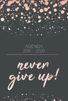 Agenda 2019 2020: Never give up - Agenda Journalier Octobre 2019 � D�cembre 2020 - Agenda de Poche, Agenda Semainier et Calendrier 1692176412 Book Cover