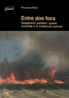 Entre dos focs: Desgovern, polítics i grans incendis a la Catalunya central (Guimet) (Catalan Edition) 8479357258 Book Cover