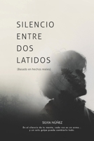 Silencio entre dos latidos (basado en hechos reales): En el silencio de tu mente, cada voz es un arma... y un solo golpe puede cambiarlo todo. (Spanish Edition) B0FXGG15VH Book Cover
