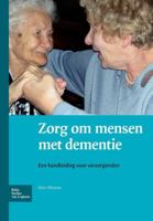 Zorgen voor mensen met dementie: Een handleiding voor verzorgenden 903135306X Book Cover