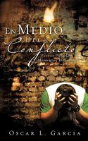 En Medio Del Conflicto. (Spanish Edition) 1607917173 Book Cover