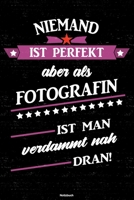 Niemand ist perfekt aber als Fotografin ist man verdammt nah dran! Notizbuch: Fotografin Journal DIN A5 liniert 120 Seiten Geschenk 1712535927 Book Cover