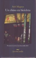 Un chino en bicicleta/ A Chinese Man on a Bike (Spanish Edition) 9737072774 Book Cover