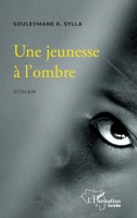 Une jeunesse à l'ombre: Roman (Harmattan Guinée) (French Edition) 2343212767 Book Cover